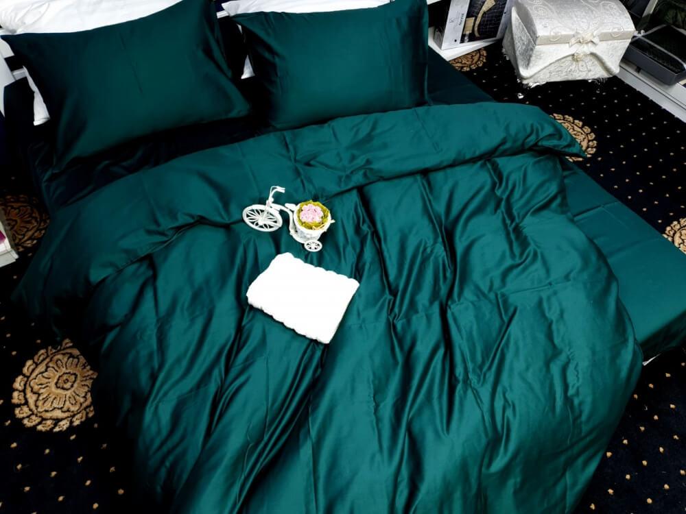 однотонное постельное белье сатин изумрудного цвета фото 1