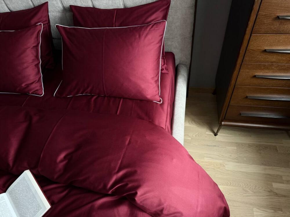 однотонное постельное белье сатин бордового цвета с наволочками с кантом фото 2