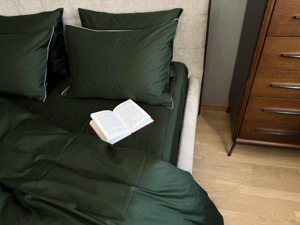 однотонное изумрудное постельное белье сатин с наволочками с кантом фото 2