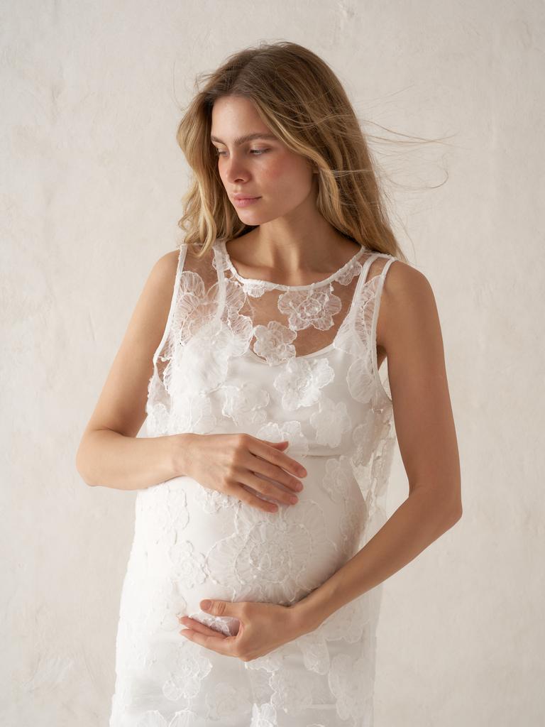 Платье с голыми плечами