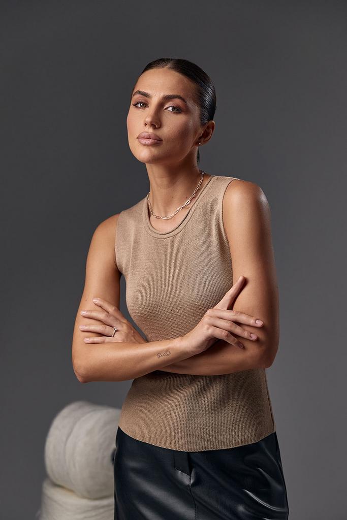 Базовий топ бежево-кавового кольору