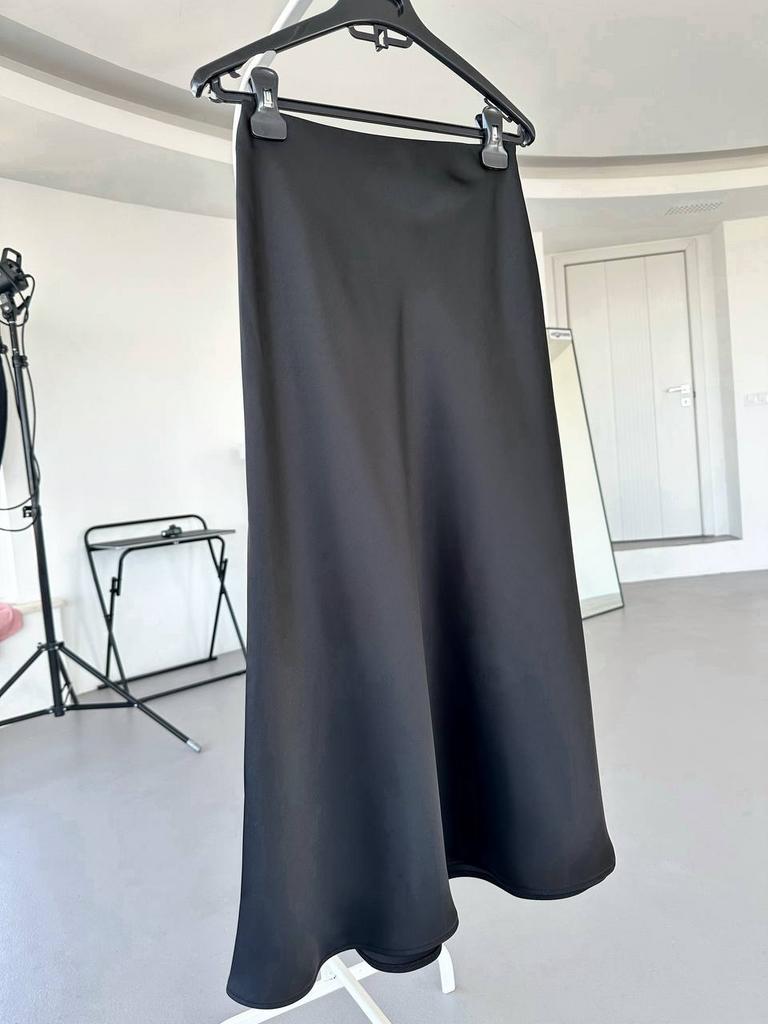 Чорна спідниця сліп