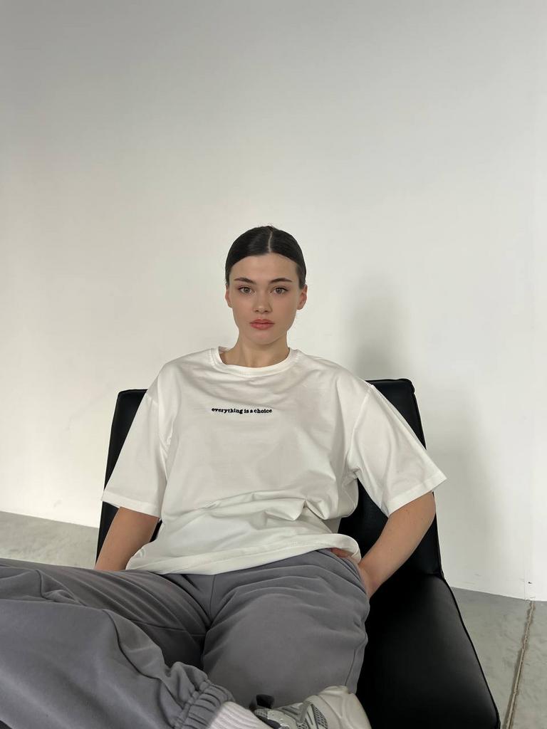 Футболка молочна з чорною вишивкою