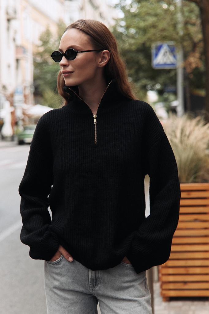 Чорний светр з вовни ягня