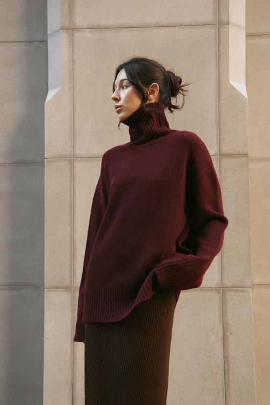 Светр бордовий з високою горловиною
