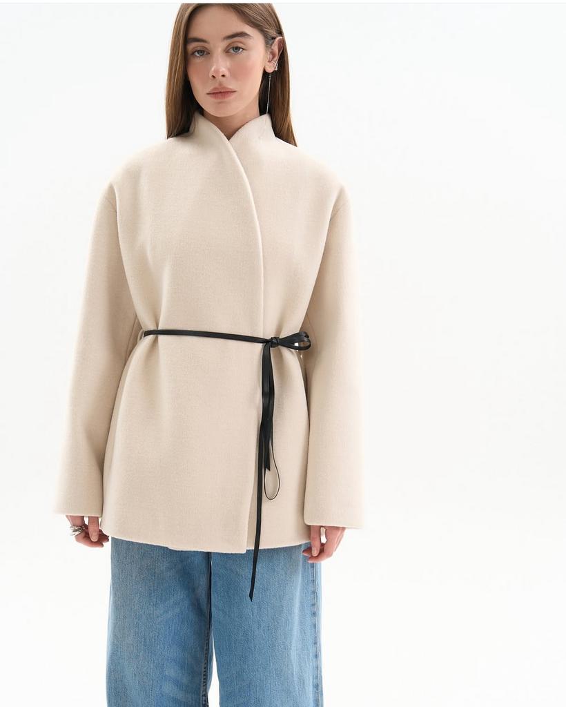 Пальто міні молочного кольору