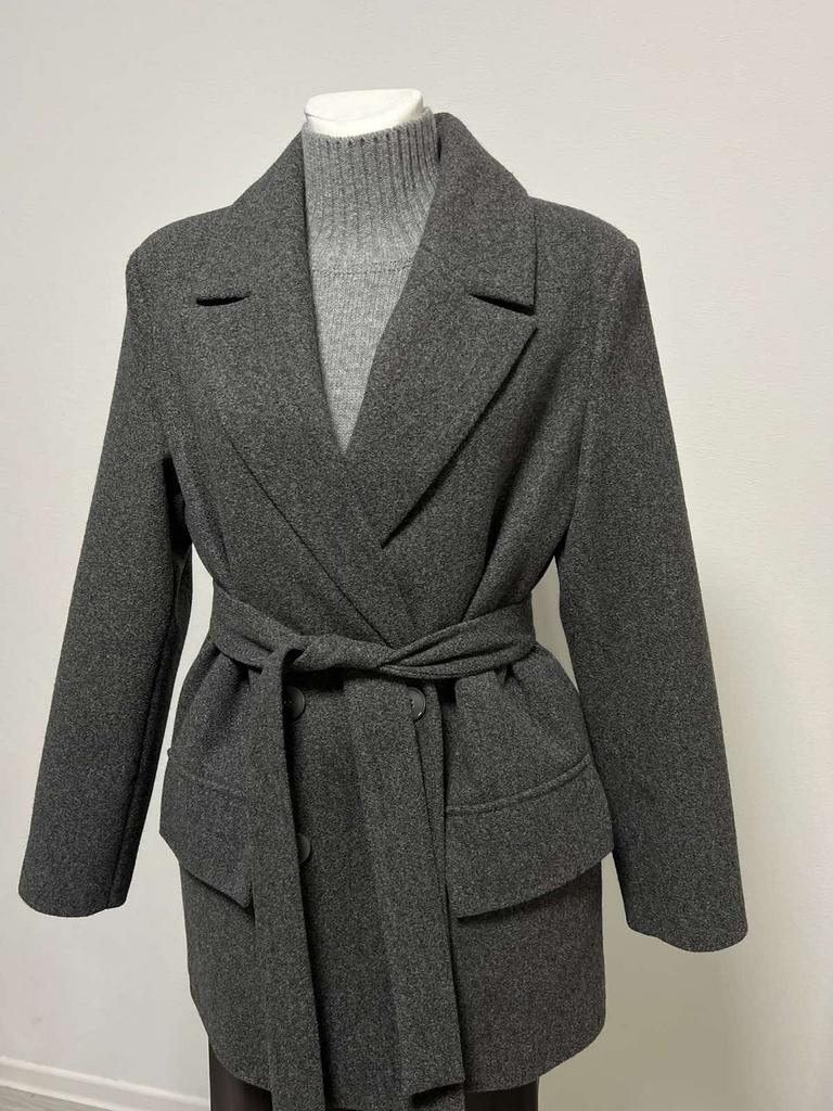 Пальто сірого кольору демісезон