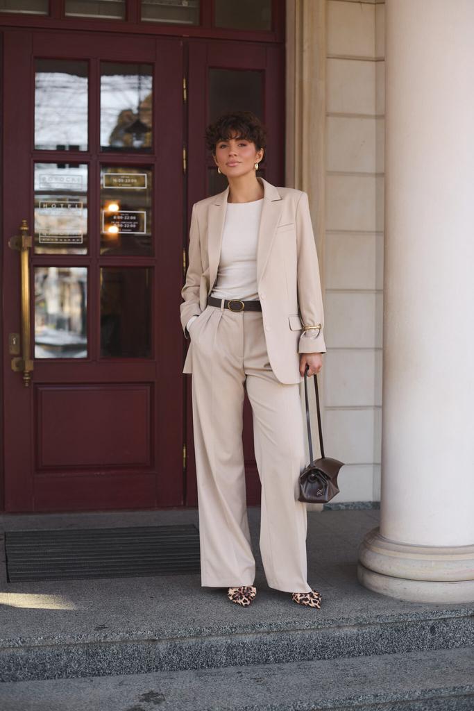 Костюм  класичний пісочного кольору