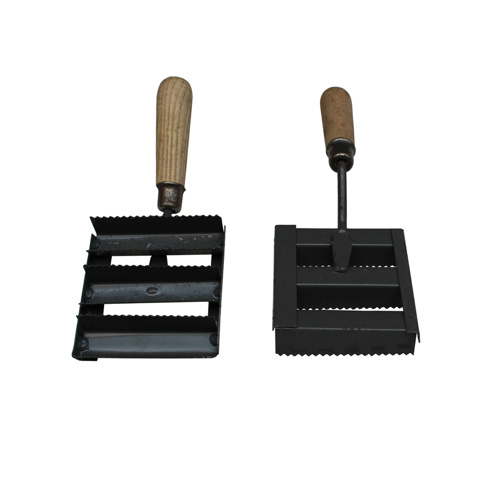 Чесало для скота с деревянной ручкой