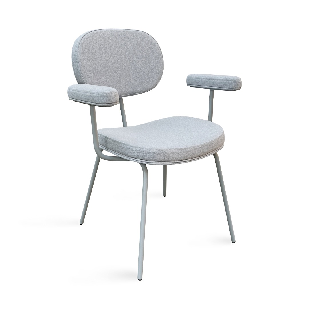 Стул с подлокотниками