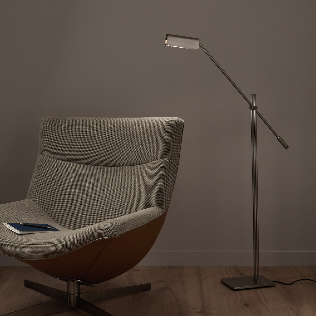 Навесной торшер для чтения с сатинированным никелированным покрытием