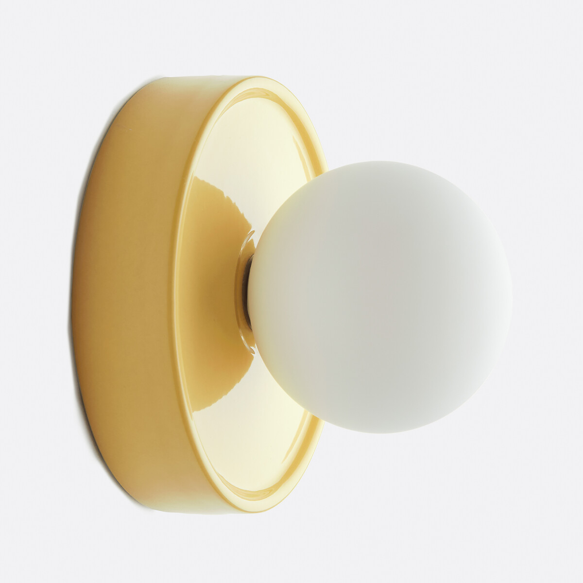 Круглый настенный светильник из керамики и опалового стекла (желтый)