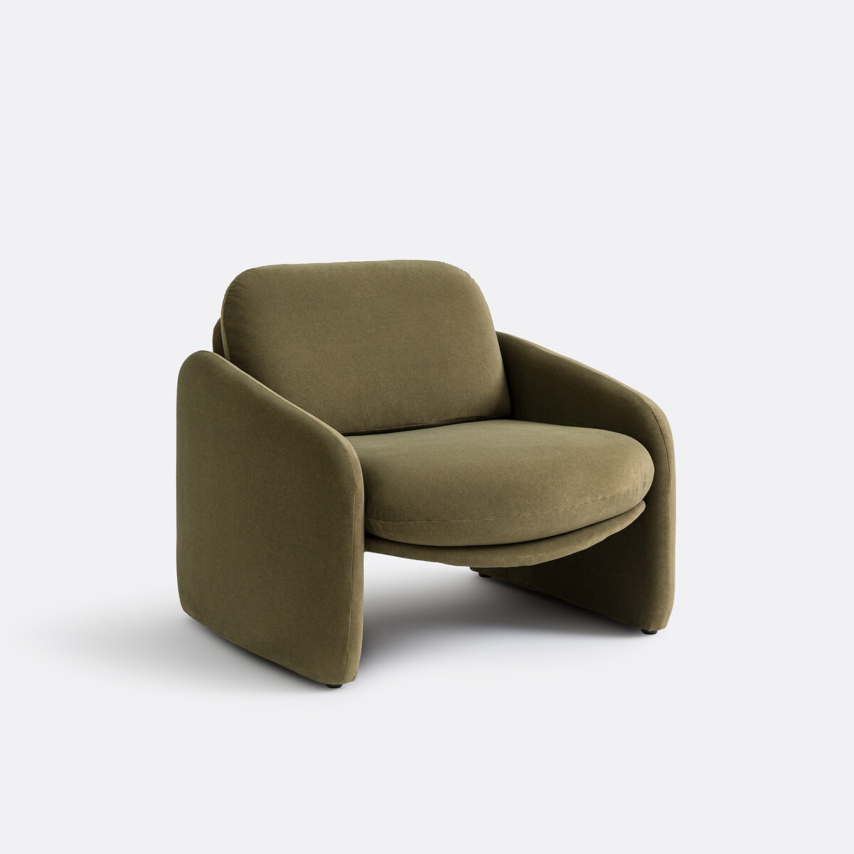 Мягкое кресло в обивке из матового велюра