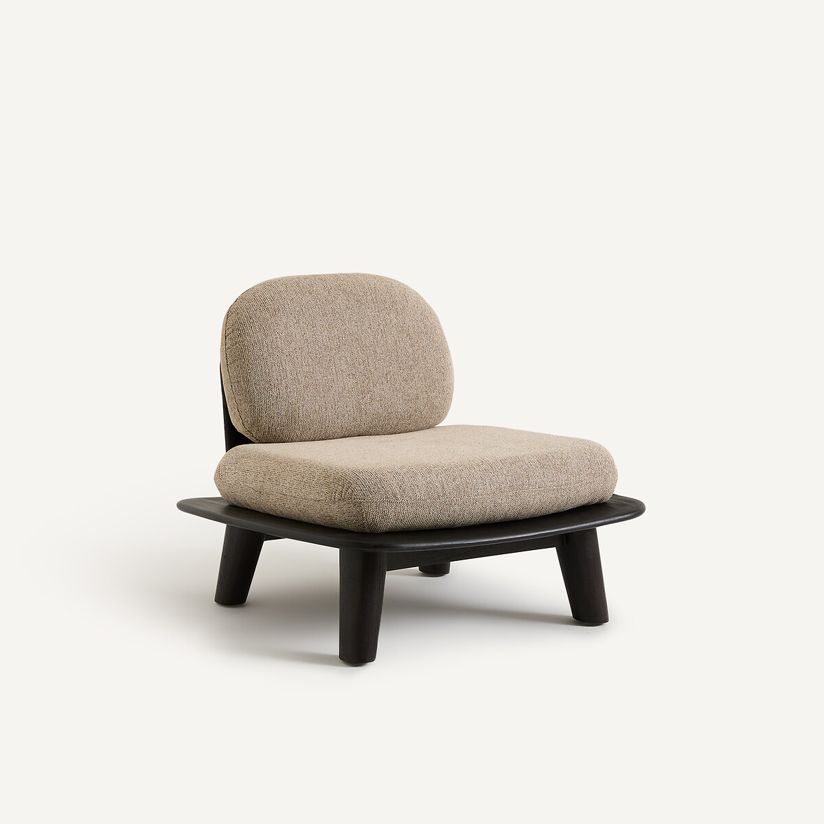 Кресло из массива тика с подушками из пестрой ткани