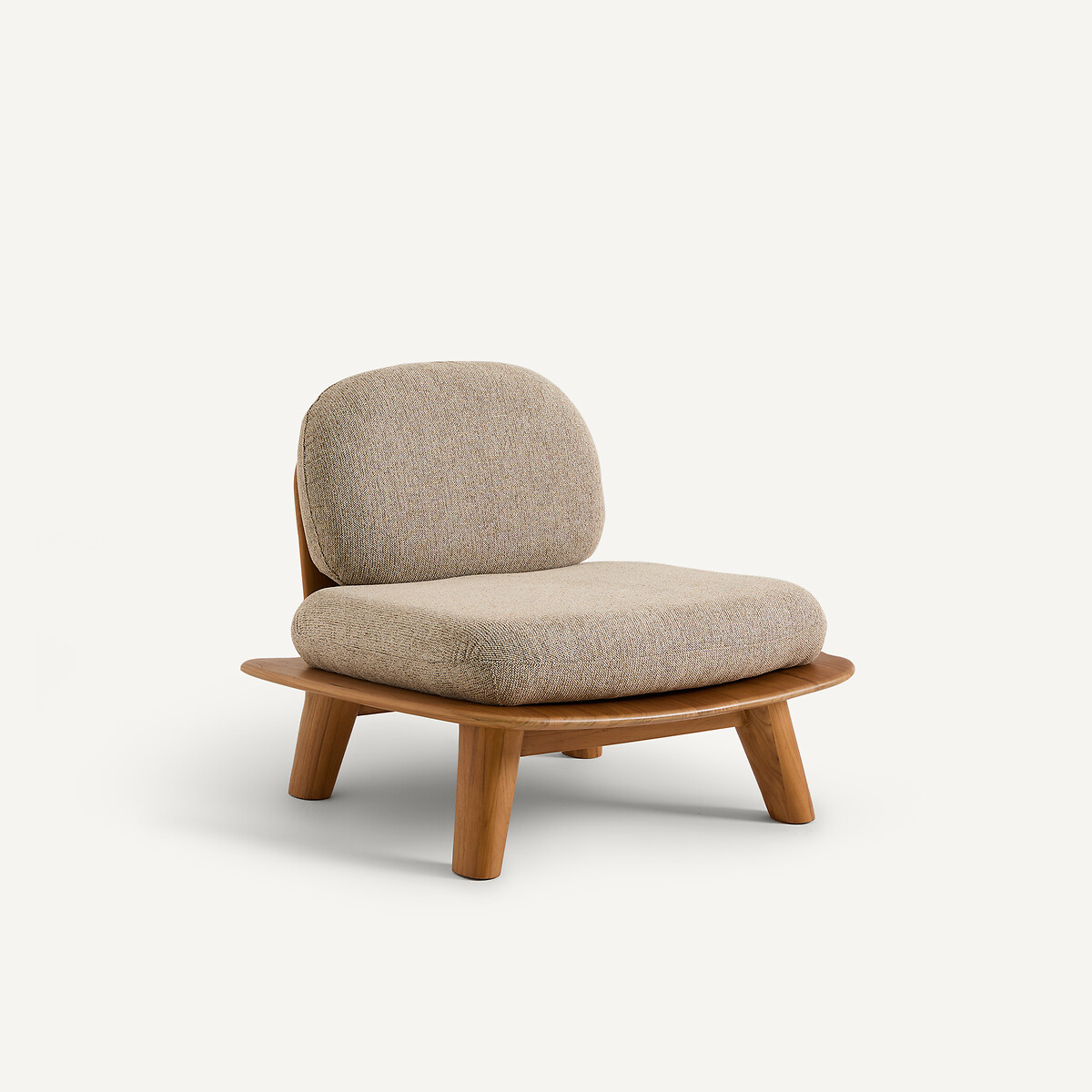 Кресло из массива тика с подушками из пестрой ткани