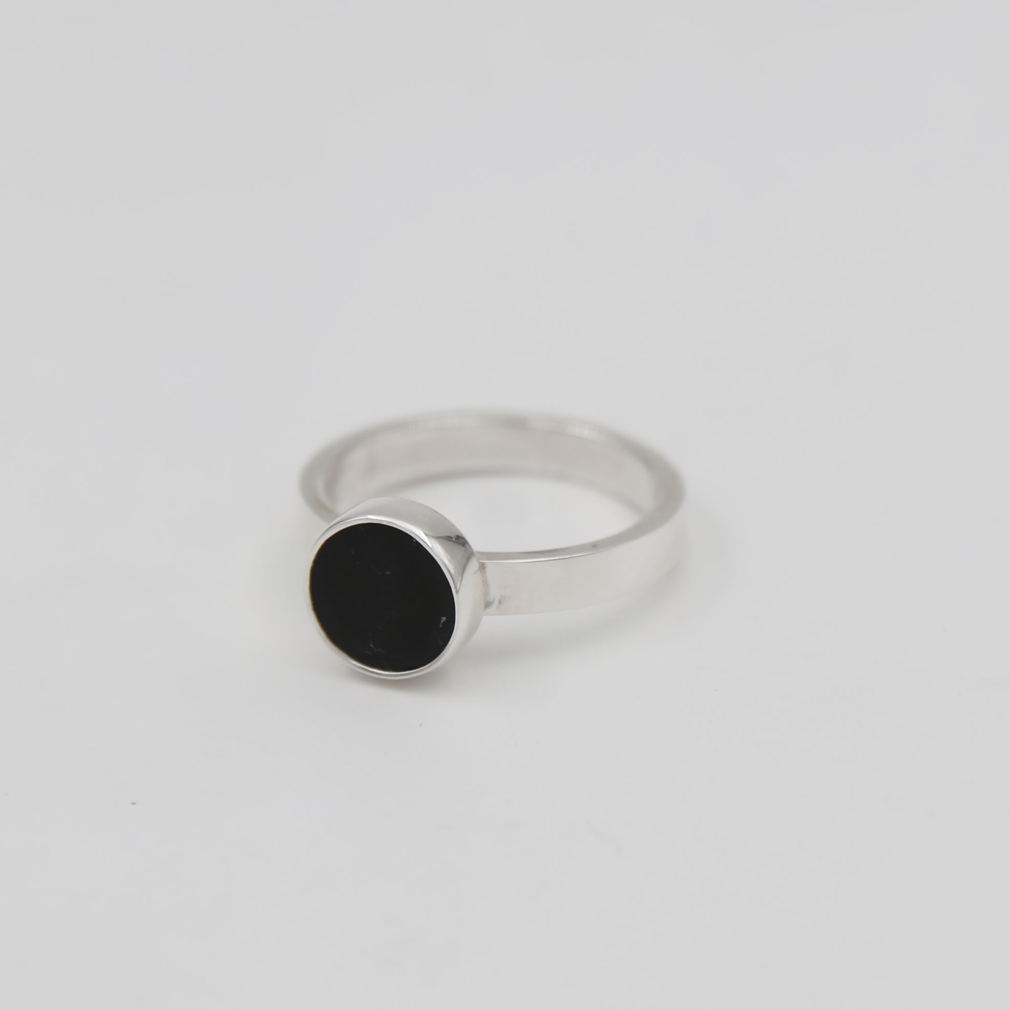 Серебряное кольцо со вставкой из черного обсидиана 2P930