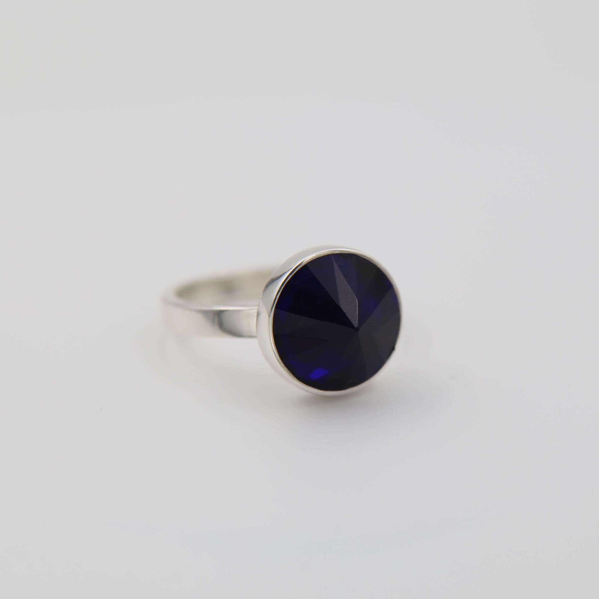 Серебряное кольцо с синим кристаллом 2P849
