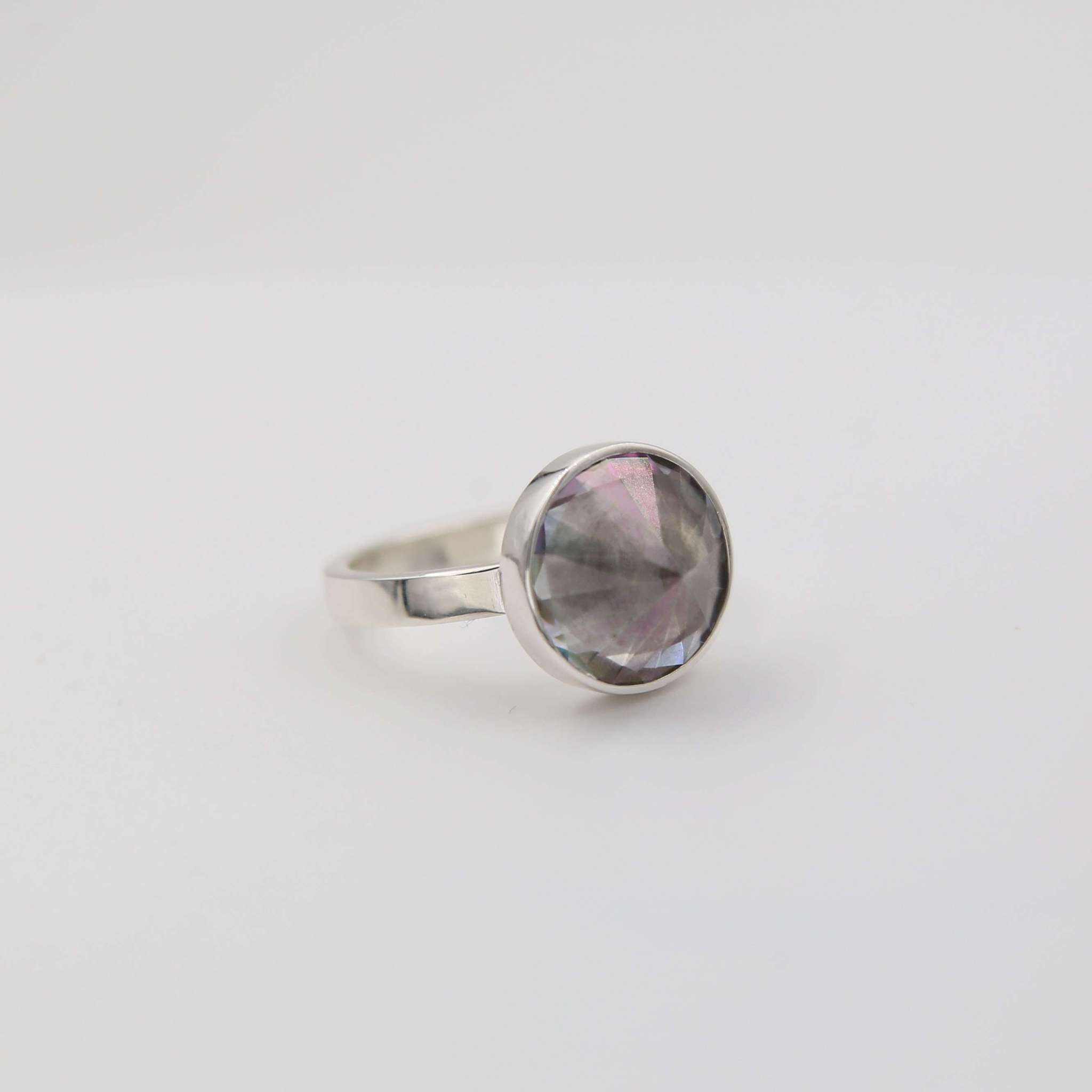 Серебряное кольцо с радужным кристаллом 2P846