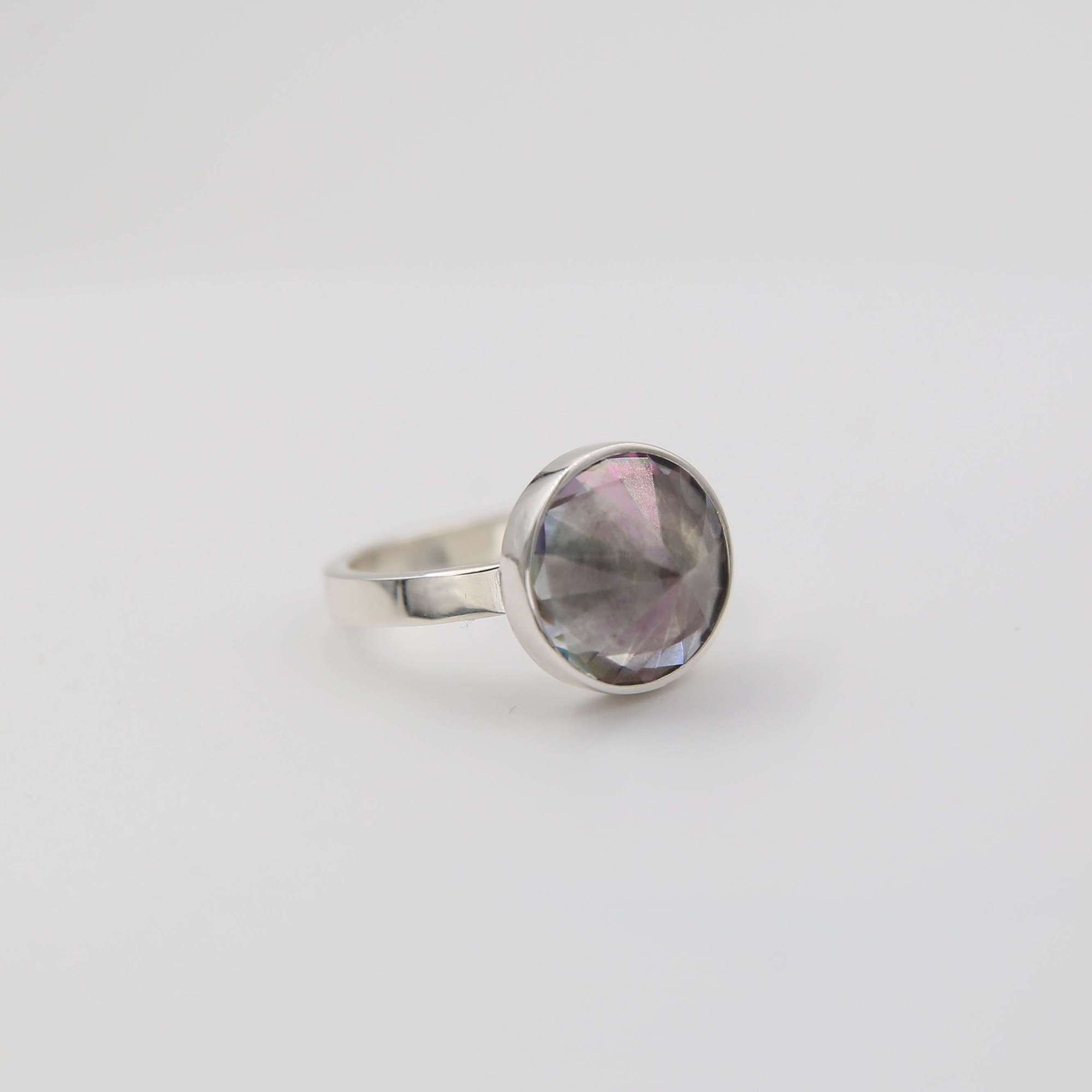 Серебряное кольцо с радужным кристаллом 2P846