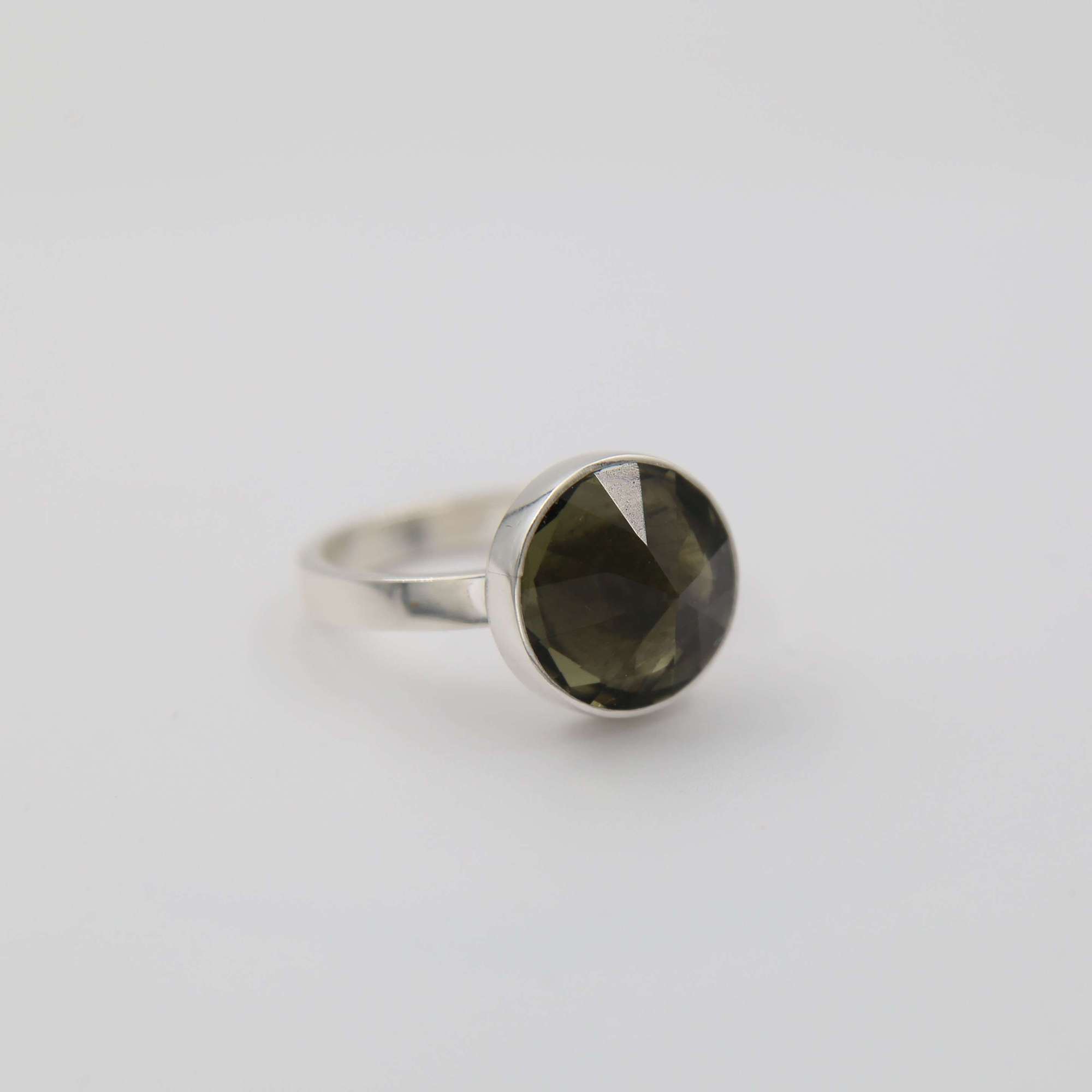 Серебряное кольцо с дымчатым кристаллом 2P847
