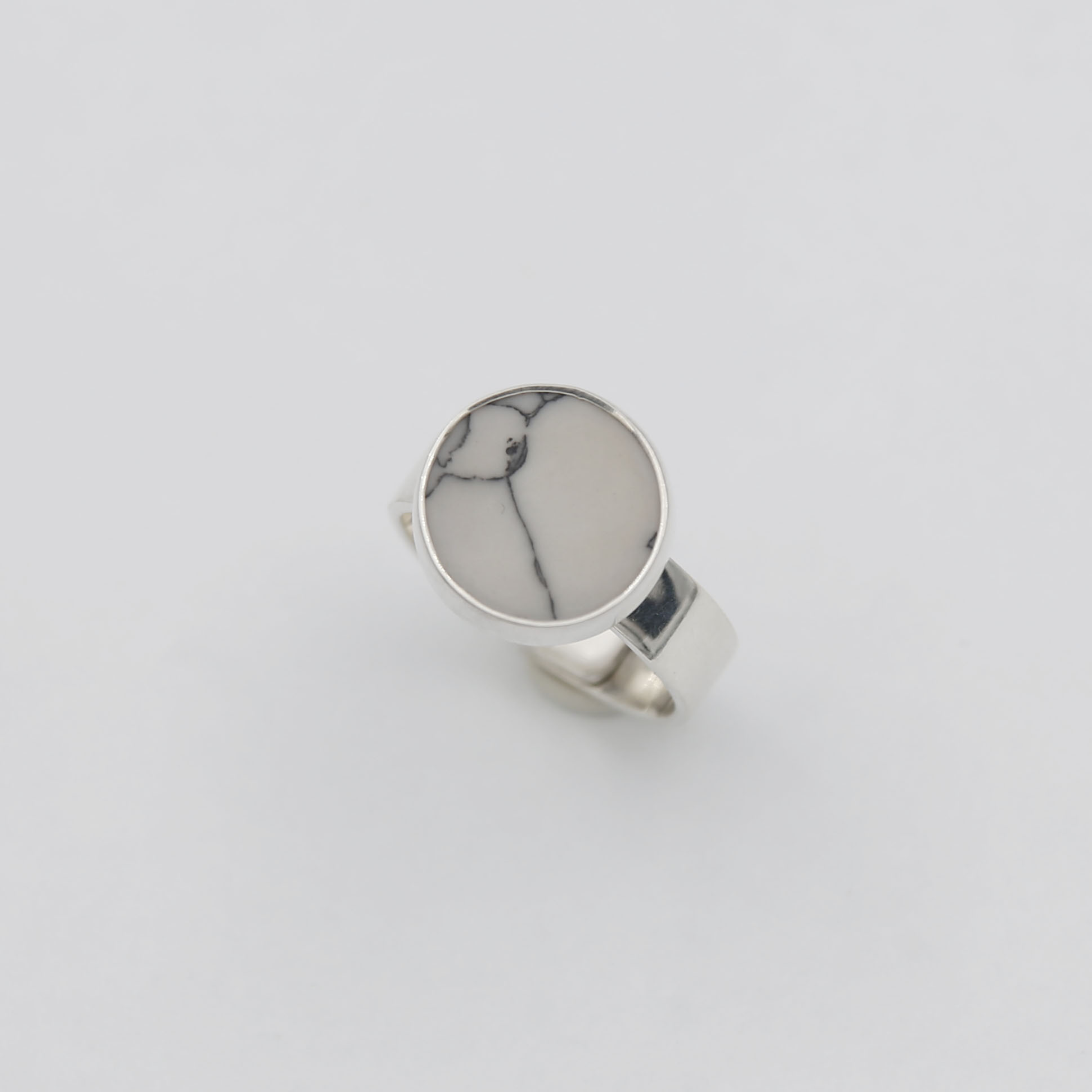 Серебряное кольцо со вставкой из кахолонга 2P1134
