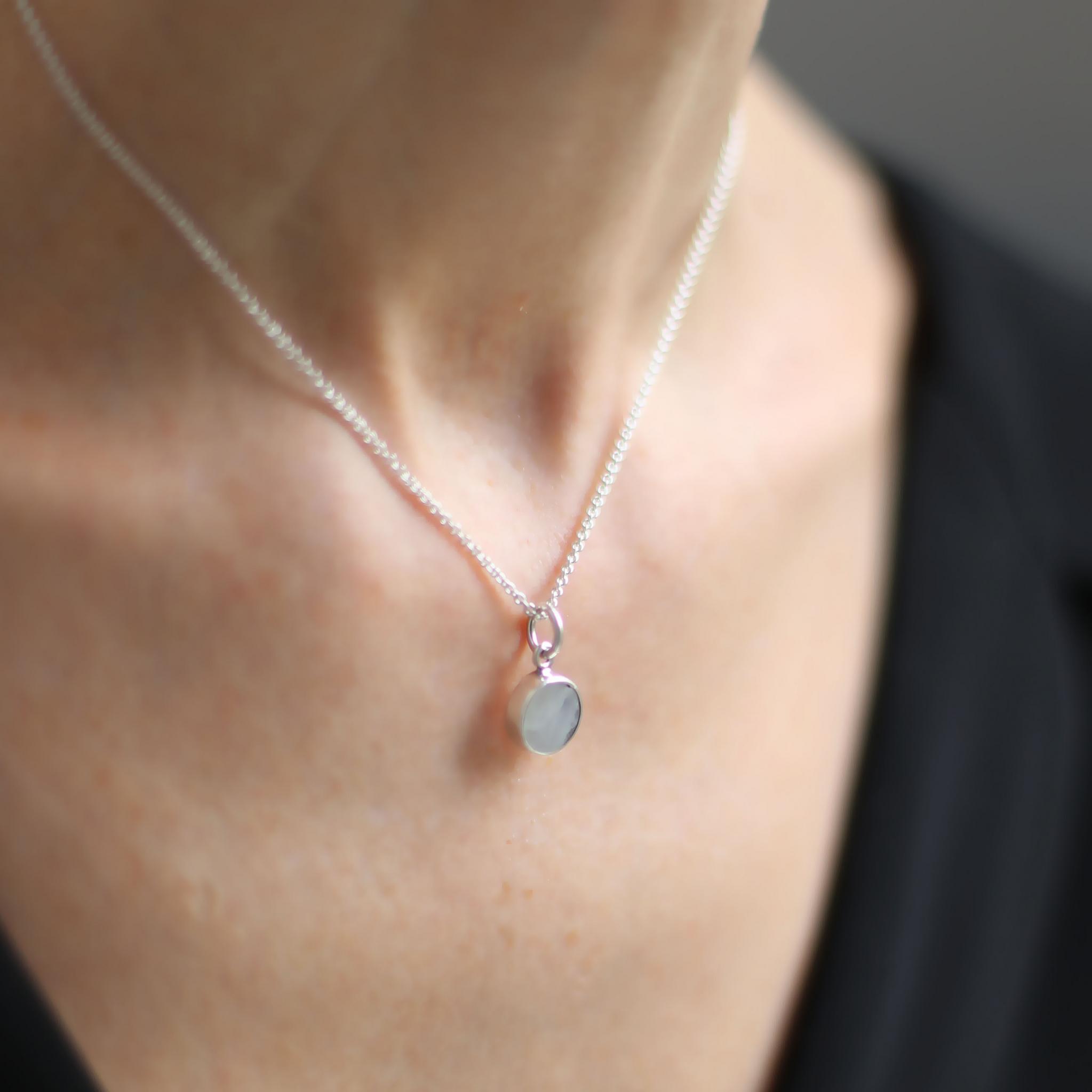 Серебряная подвеска со вставкой из лунного камня 4P830