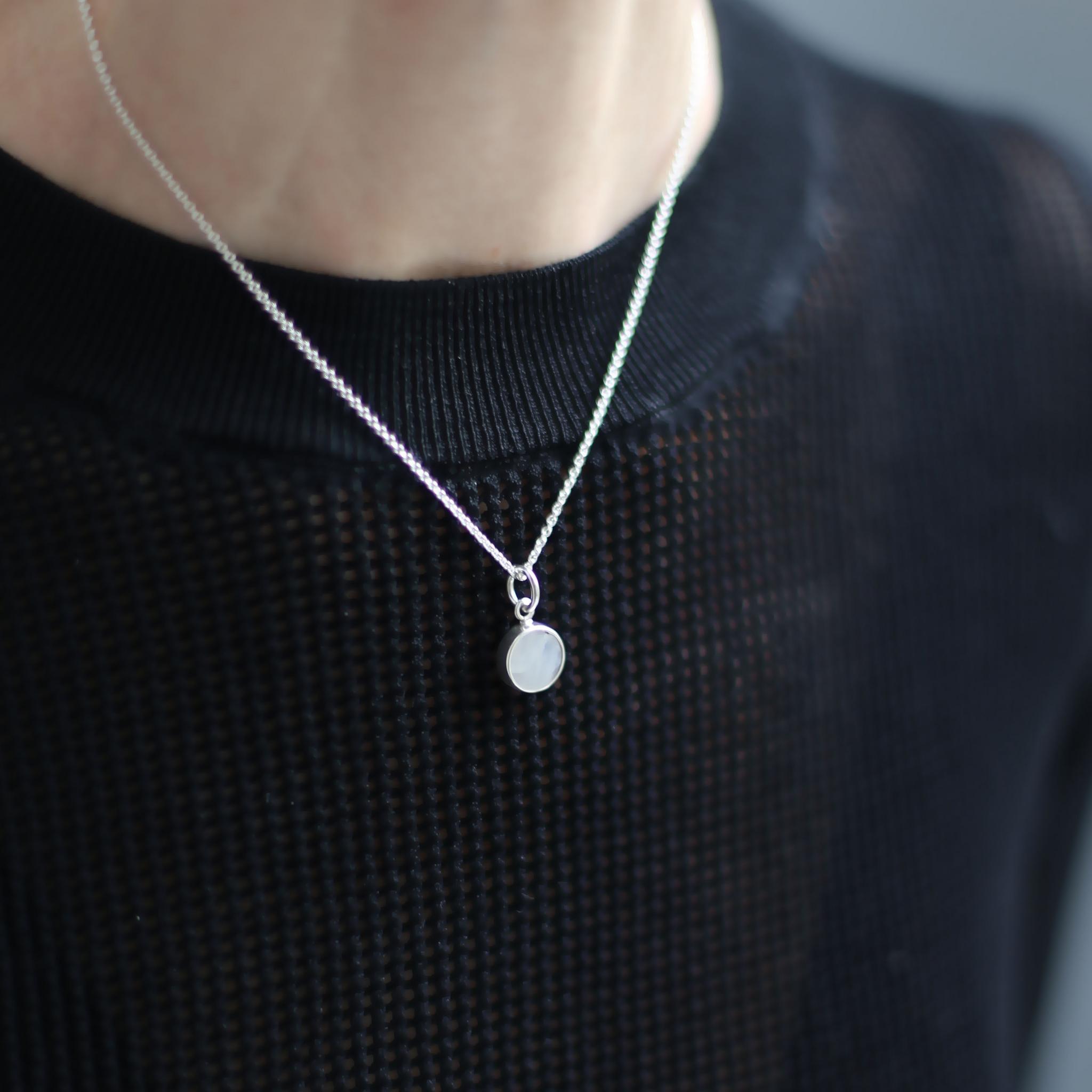Серебряная подвеска со вставкой из лунного камня 4P830