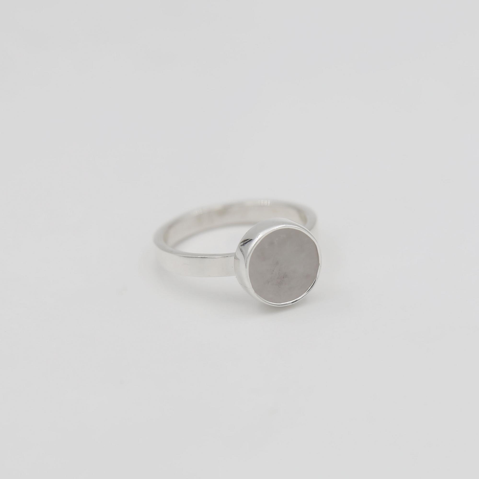 Серебряное кольцо со вставкой из молочного кварца 2P1130