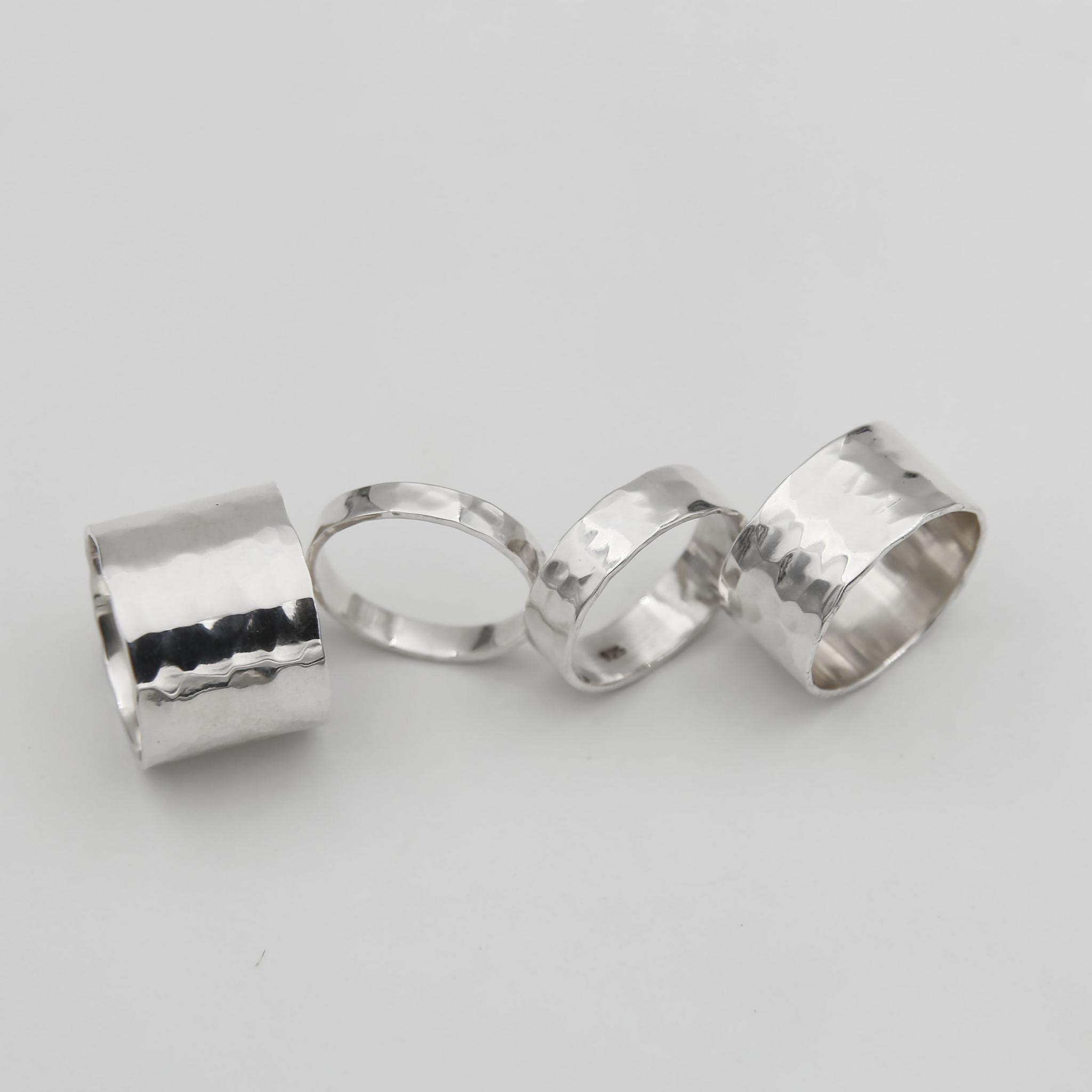 Серебряное чеканное кольцо 2P959