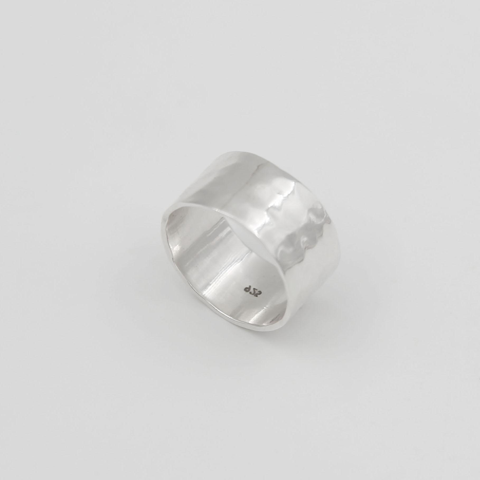 Серебряное чеканное кольцо 2P959