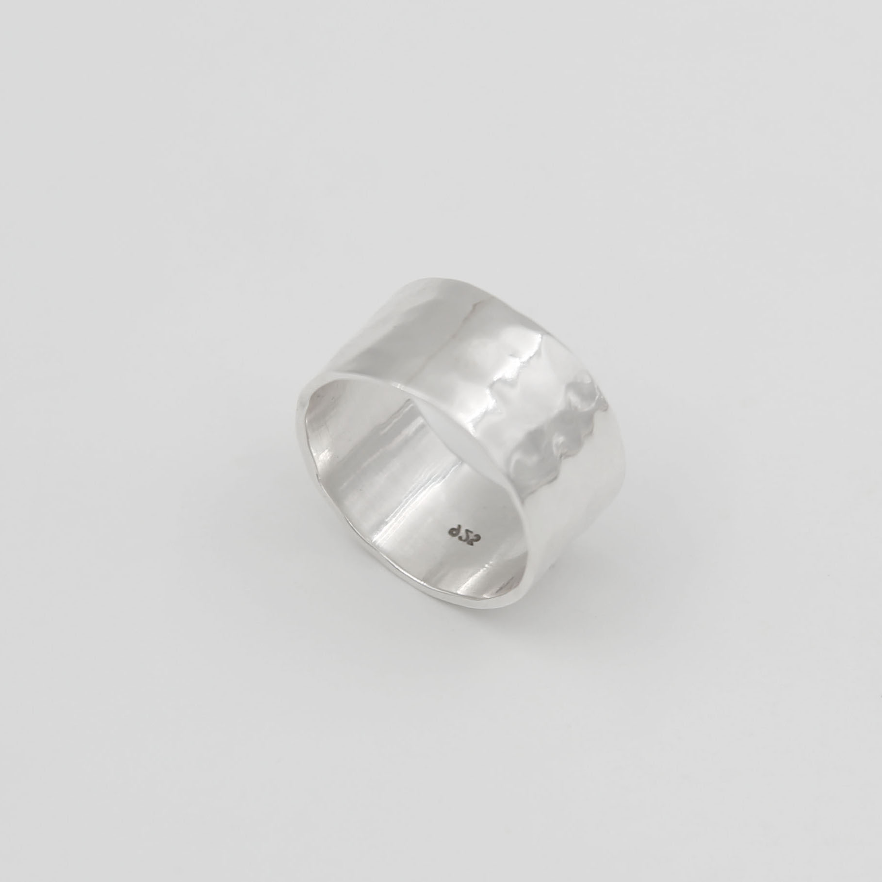 Серебряное чеканное кольцо 2P959