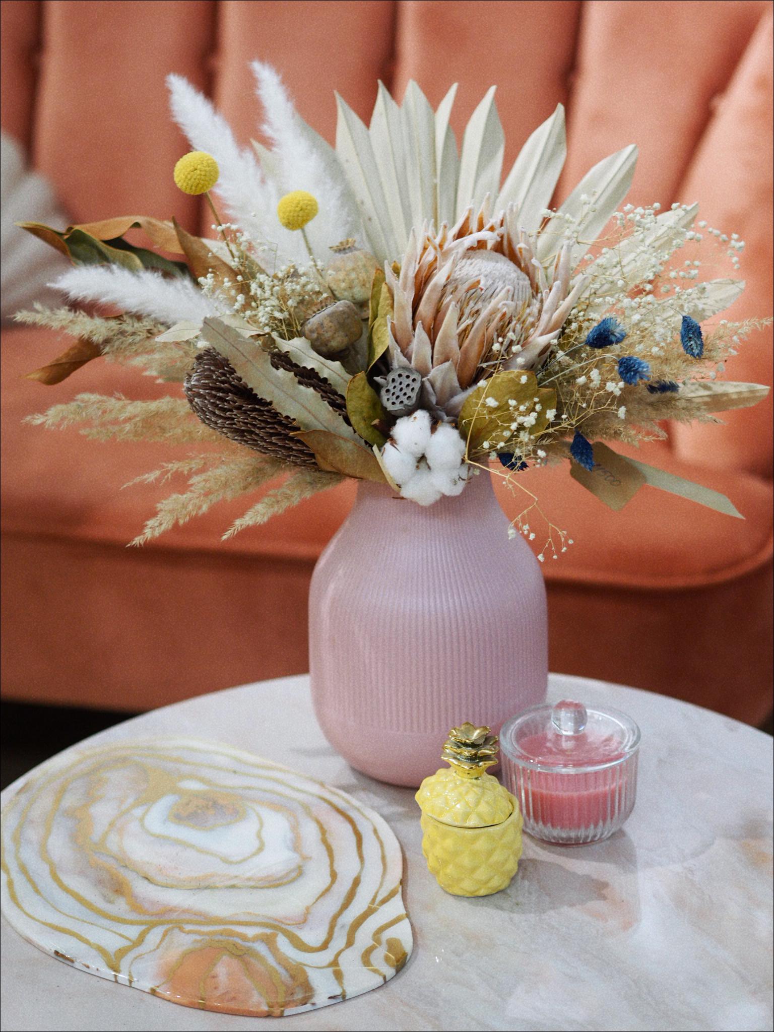 Композиции из искусственных цветов в вазе с имитацией воды