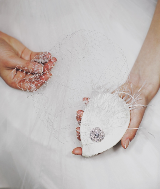 Каплевидная шляпка с белой вуалью Mona