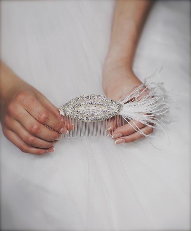 Вышитый гребень с перышками Feathery