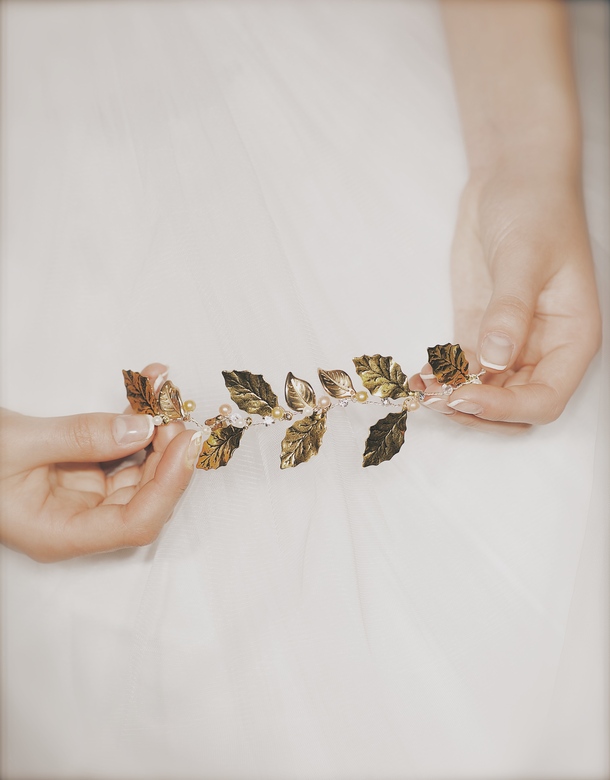 Золотой аксессуар из лепестков Natasha