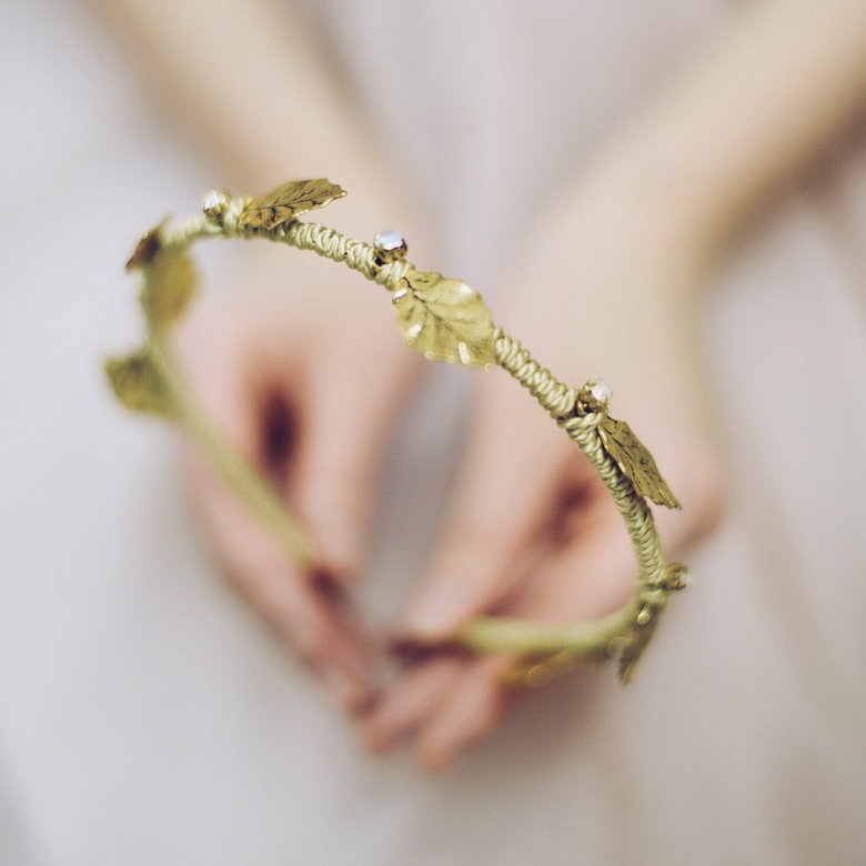 Аксессуар из коллекции "Богиня золотой листвы" Nora