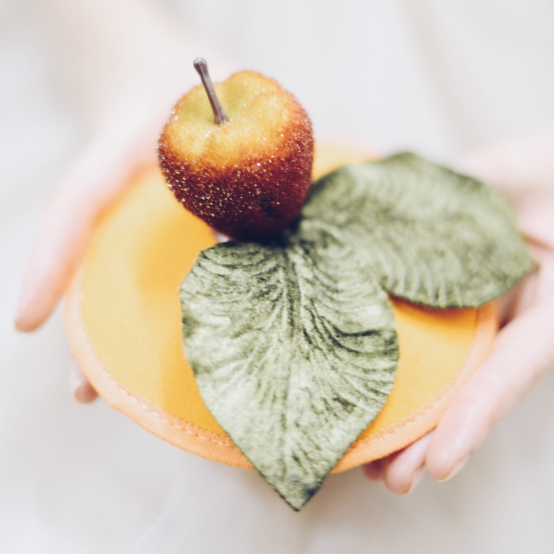 Необычная шляпка с яблочком Apple