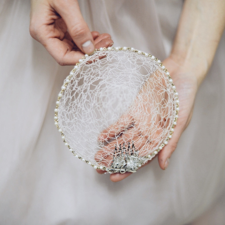 Аксессуар необычный из бежевой проволоки с кристаллами Сваровски Federica