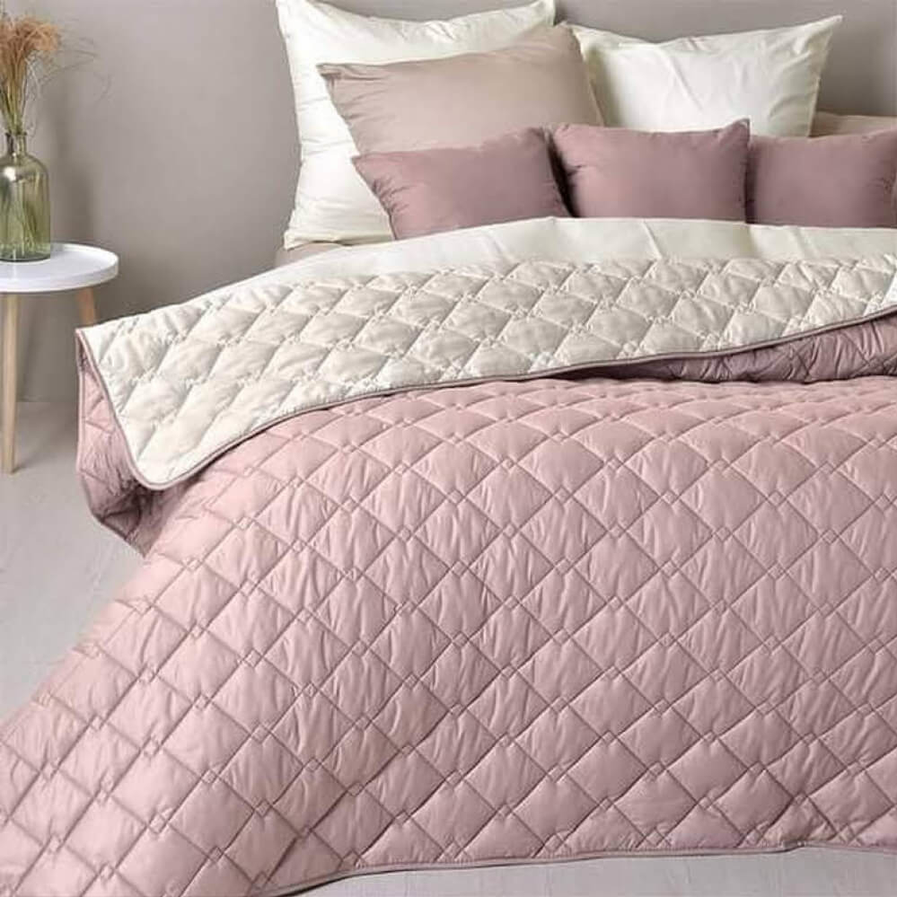 розовое покрывало на кровать