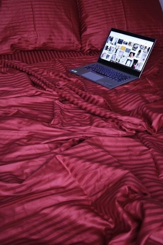 однотонное бордовое постельное белье страйп сатин