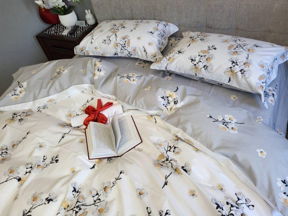 Бело-серое турецкое постельное белье с цветами фото 1