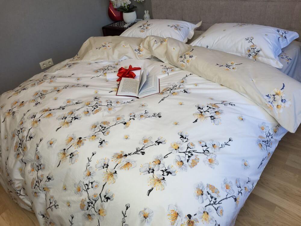 турецкое постельное белье бело-бежевого цвета с цветами фото 1