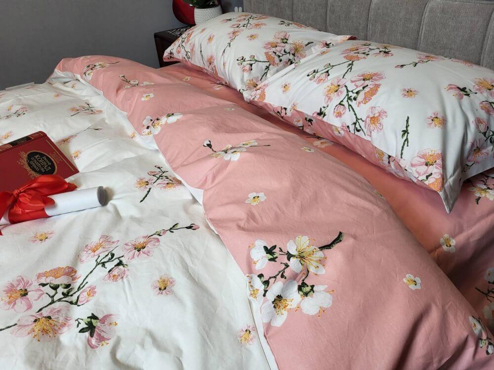 турецкое постельное белье бело-кораллового цвета с цветами фото 1