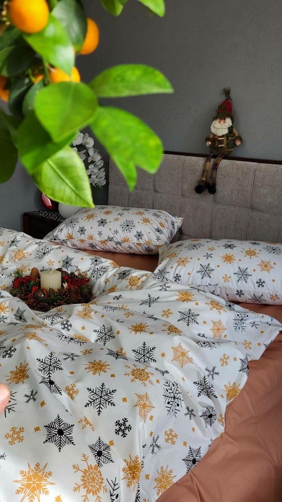Новогоднее постельное белье с серыми и золотыми снежинками фото 1