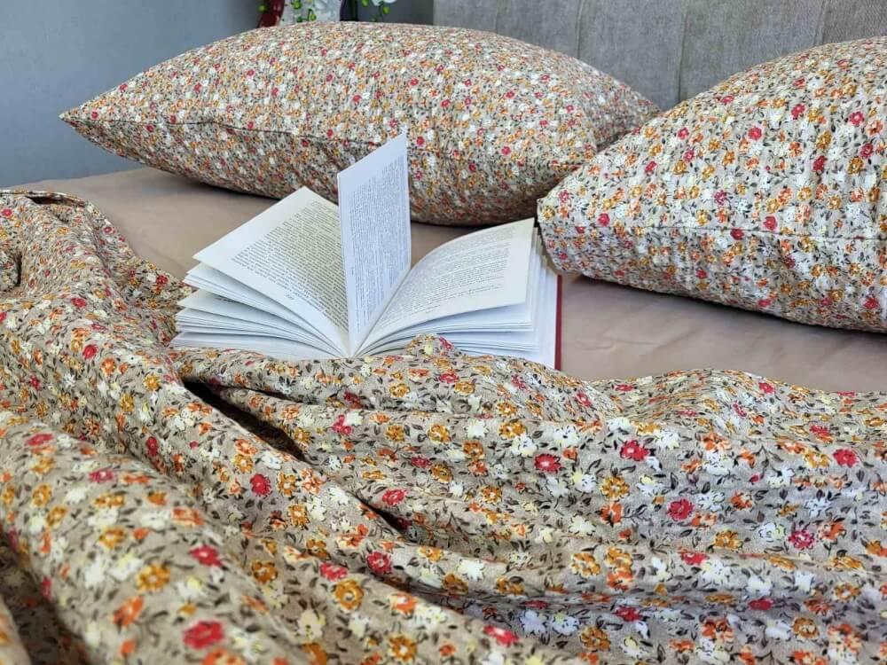турецкое постельное белье гофре мелкими цветами красными, белыми и карамельными фото 1