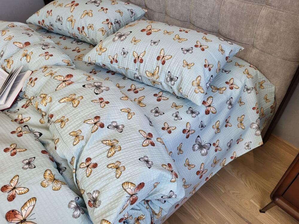 постельное белье гофре голубого цвета с бабочками фото 1