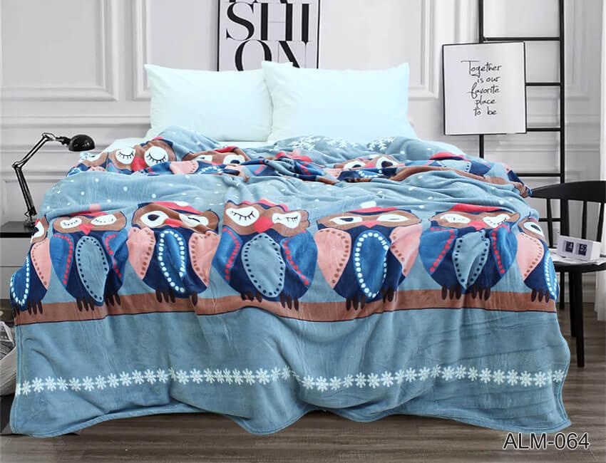 серый плед на кровать с совами