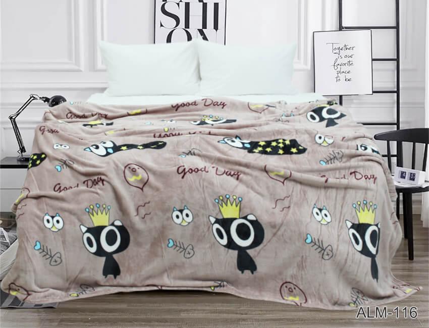 бежевый плед на кровать с черным котом с короной