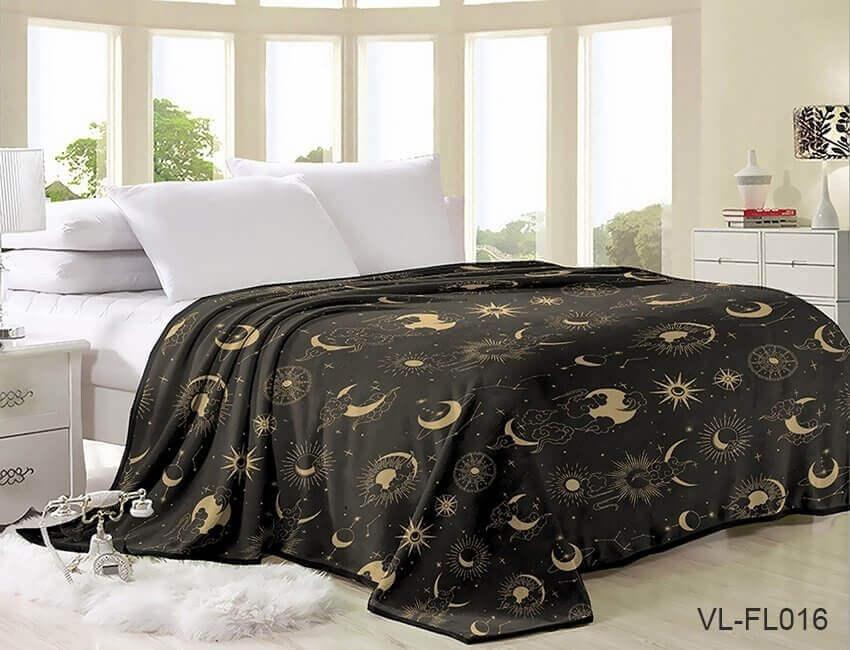 коричневый плед на кровать с планетами, с луной и солнцем