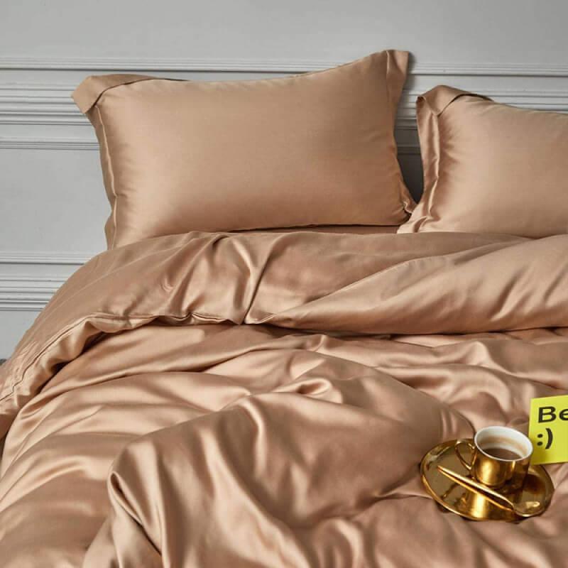 однотонное сатиновое постельное белье цвета фраппе